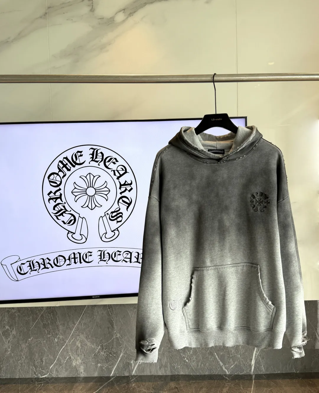 P330 🔥🔥🔥 𝗖𝗵𝗿𝗼𝗺𝗲 𝗛𝗲𝗮𝗿𝘁𝘀/Cro Heart 2025 Cross Patch Embroidery Summer New Original Single Counter American Acid Washed Distressed Laser Burnt Patch Embroidery Couple Casual Hooded Sweatshirt 👑The highest version! Customized fabric 440g tripe terry fabric! American acid-washed and distressed original fabric laser burnt ✟appliqué embroidery and exquisite embroidery of letters! The best-selling model at the counter. It is very comfortable to wear. It is low-key yet luxurious. It is very classy when worn. The large size and tailoring are needless to say. The upper body is exquisite and vivid. 👍High-end first-class materials. A truly palace-level product. The cotton from Turkey is of outstanding quality. After heavy washing, the clothes are very soft! Not picky, the upper body is absolutely stylish and extremely luxurious. Auxiliary materials: The original model has been authenticated and labeled ➕100% silk washed with water label. Genuine purchase-grade original hangtag➕matching hanging rope➕3D hanging beads➕original packaging bag. Craftsmanship: The original version has consistent wiring! The highest version of the armhole matching technique! Countless times of pattern making to 100% restore the original appearance! The correct version is the same for men and women, super eye-catching, super good-looking, and super atmospheric! Color: White Black Royal Blue Size: XS-L